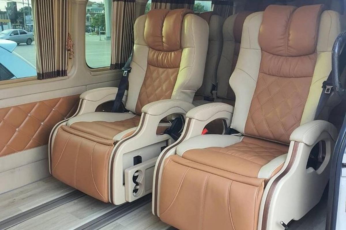 egy sor ülés a busz hátuljában