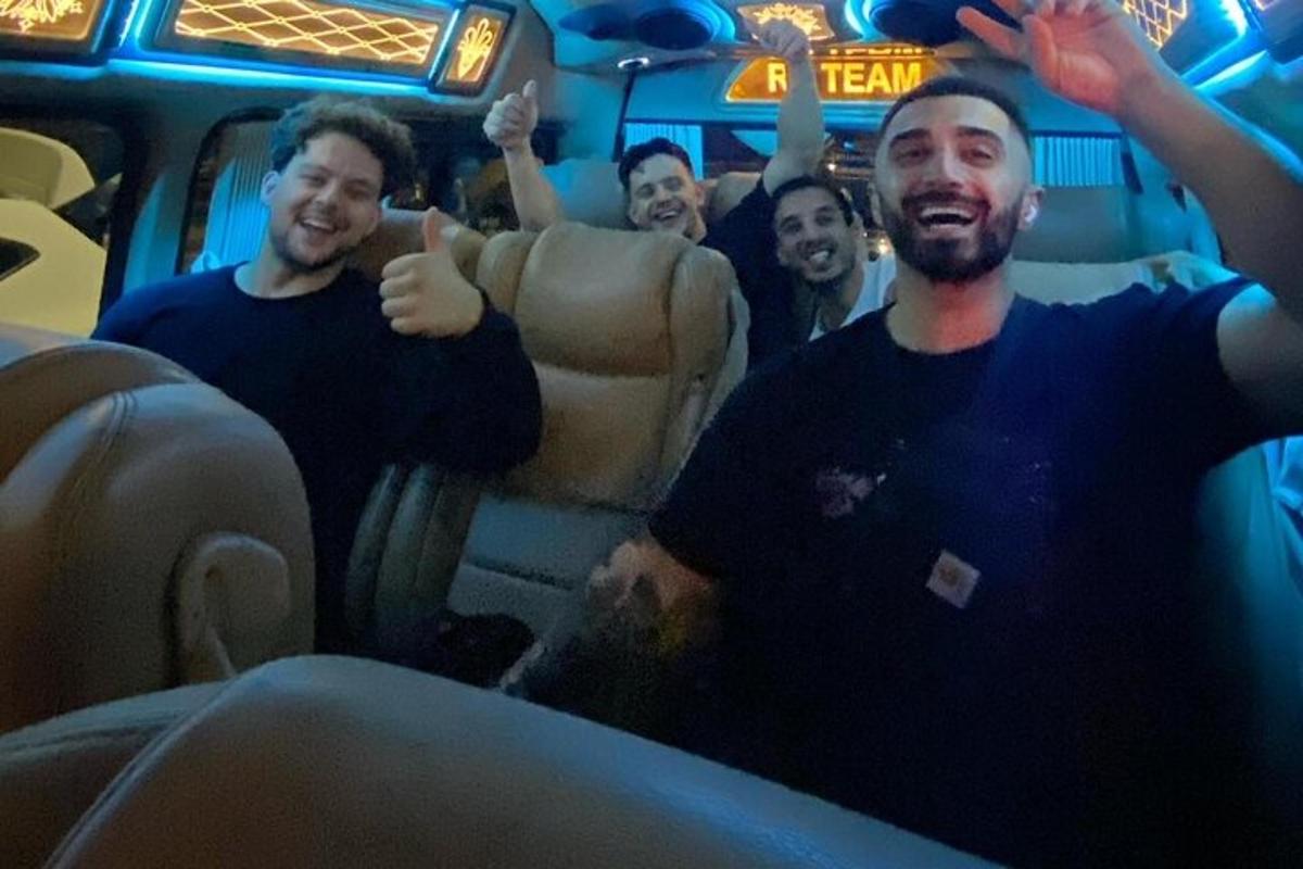 egy csoport férfi ül egy buszon