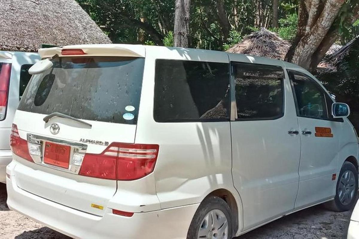 una camioneta blanca estacionada en un estacionamiento