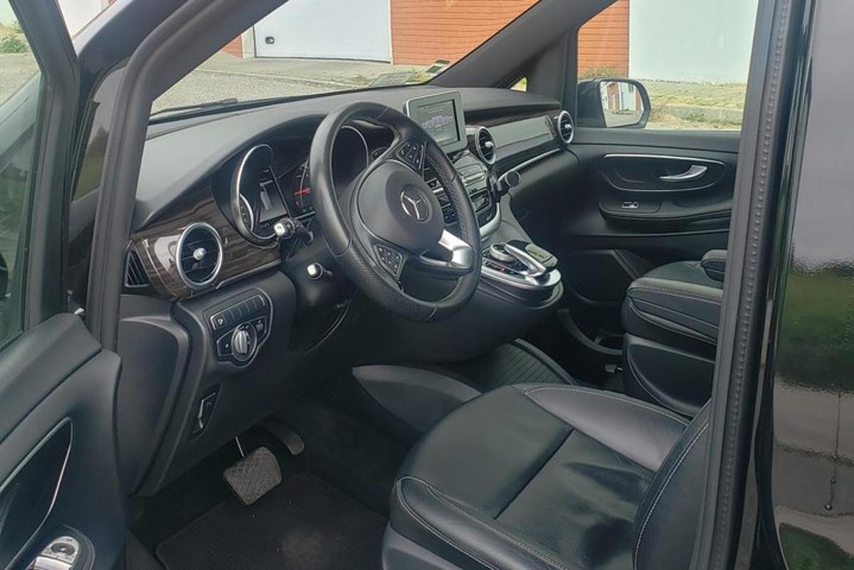 o vedere a interiorului mașinii Acedes Benz