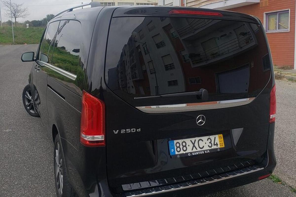 o dubă neagră este parcată într-o parcare