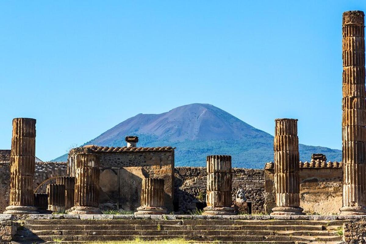 un antico tempio con una montagna sullo sfondo
