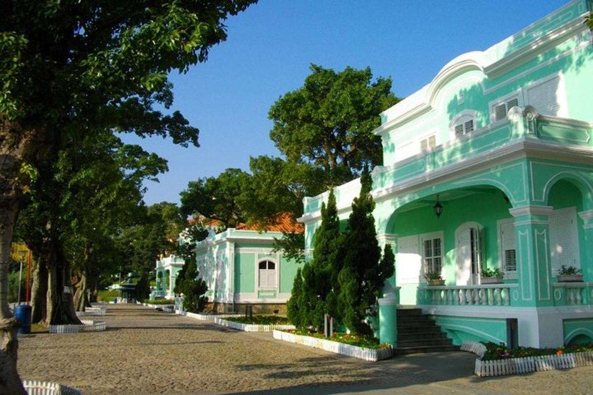 ένα μπλε και άσπρο κτίριο σε έναν δρόμο