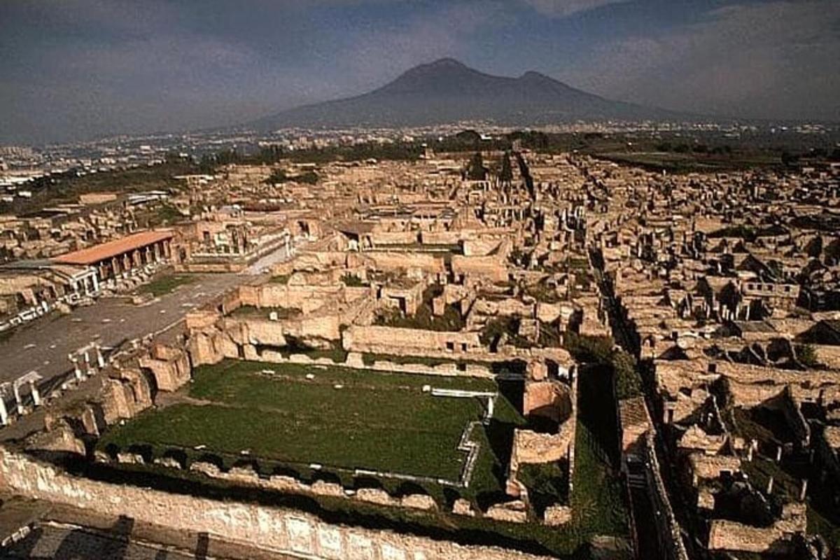 una vista aerea di una città con una montagna sullo sfondo
