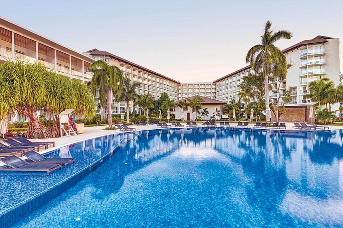 una grande piscina di fronte a un hotel