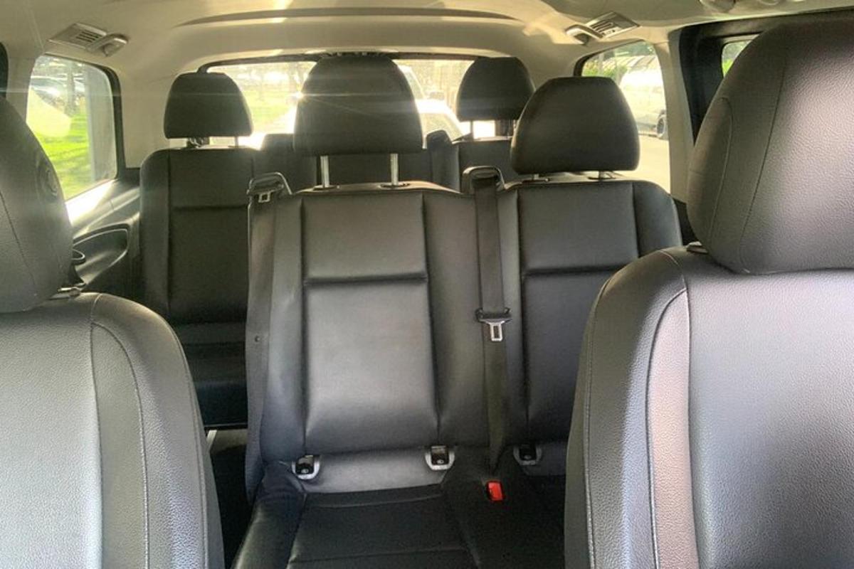 una vista dei sedili posteriori di un'auto