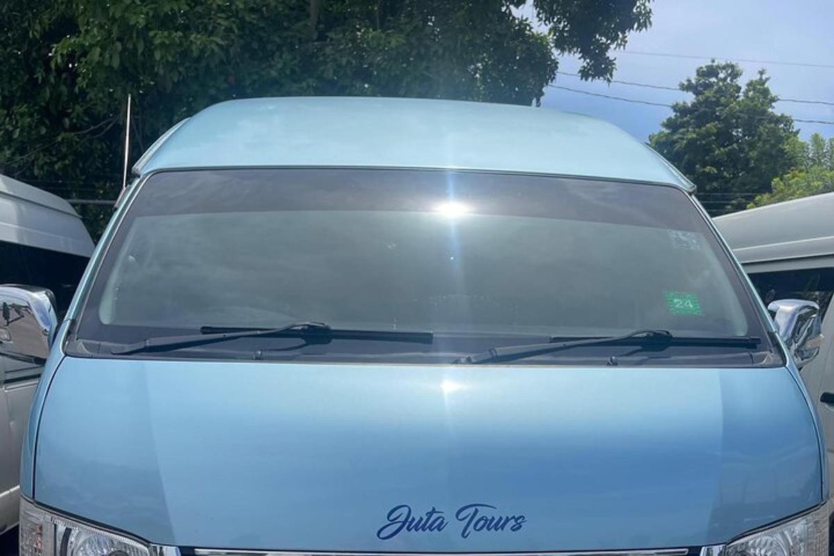 valkoisen auton tuulilasi parkkipaikalla