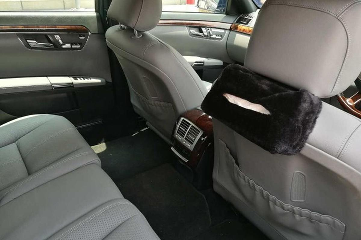 un coche con el asiento trasero de un coche con el asiento trasero de arriba