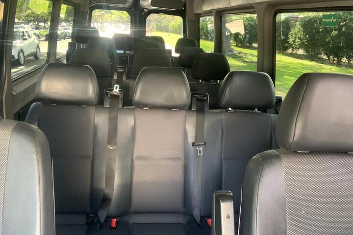 una vista dei sedili posteriori di un autobus