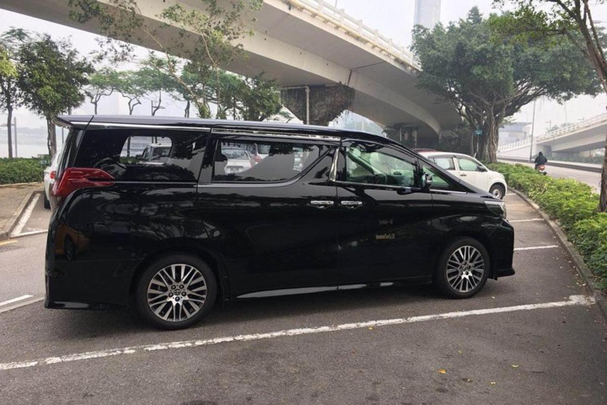 una smart nera parcheggiata in un parcheggio