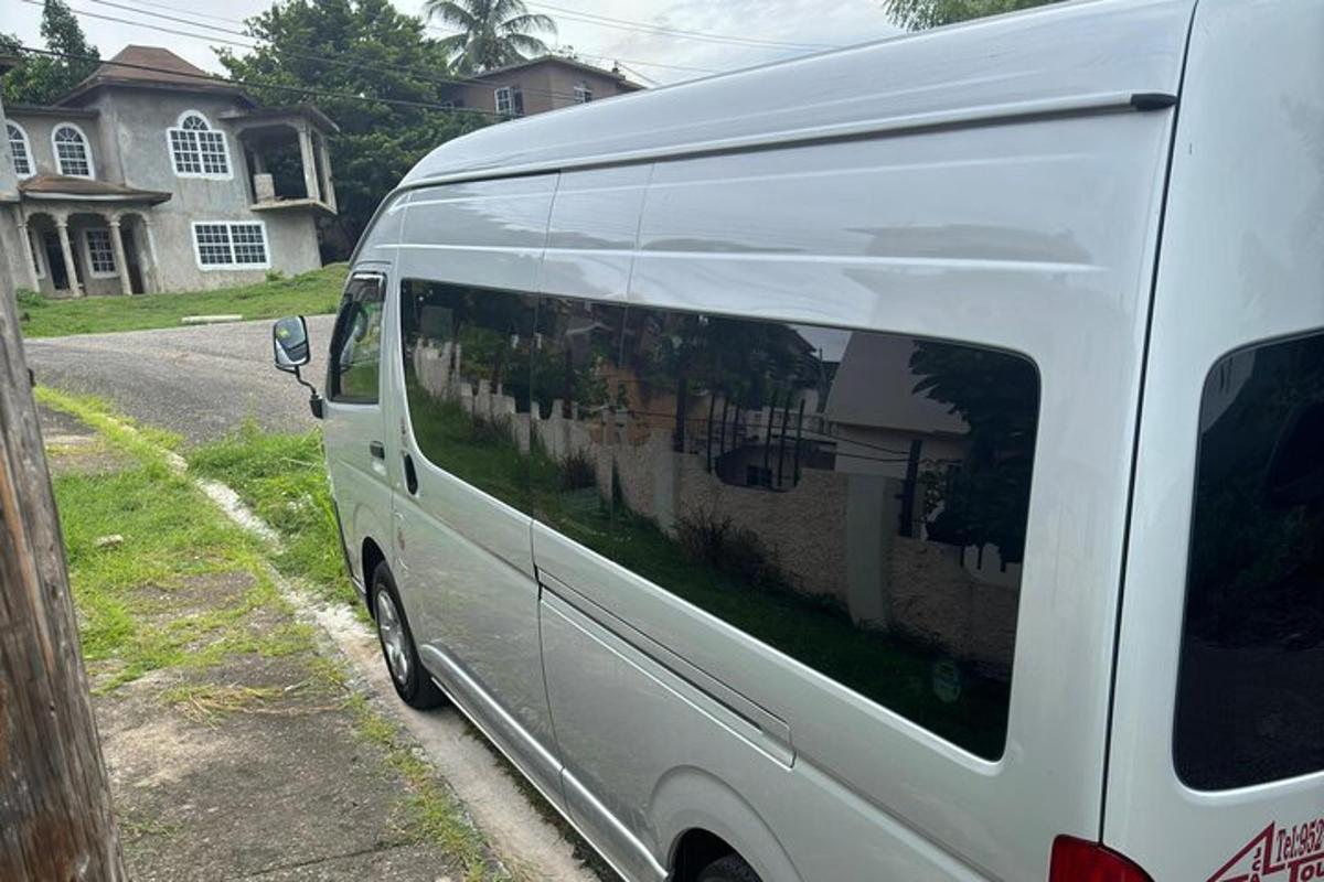 un furgone bianco parcheggiato davanti a una casa