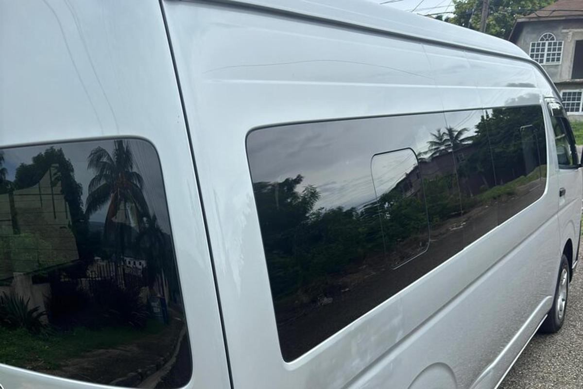 uma van branca estacionada em frente a uma casa