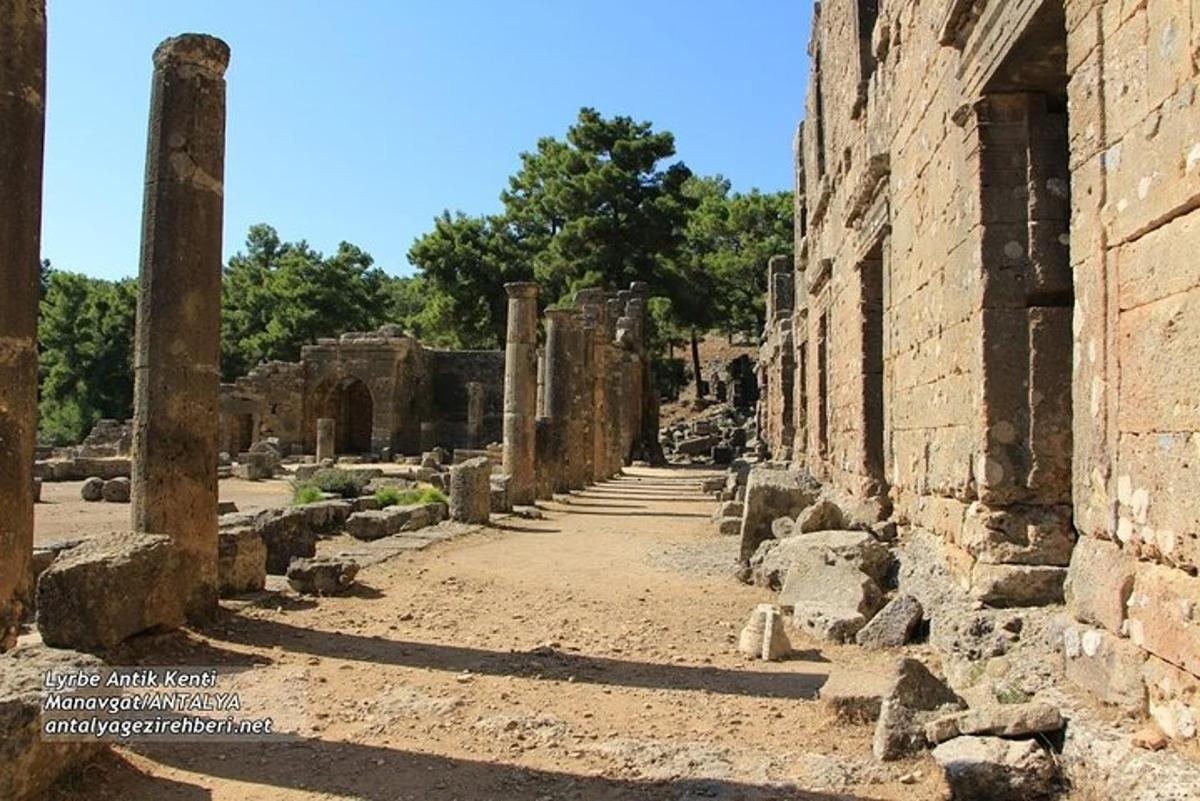 Un callejón en las ruinas de la antigua ciudad.