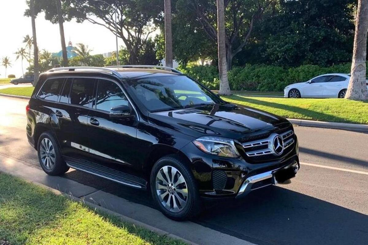 sebuah suv hitam diletakkan di tepi jalan