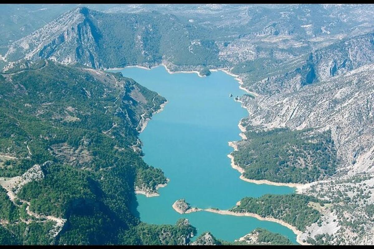 una vista aérea de un lago en las montañas