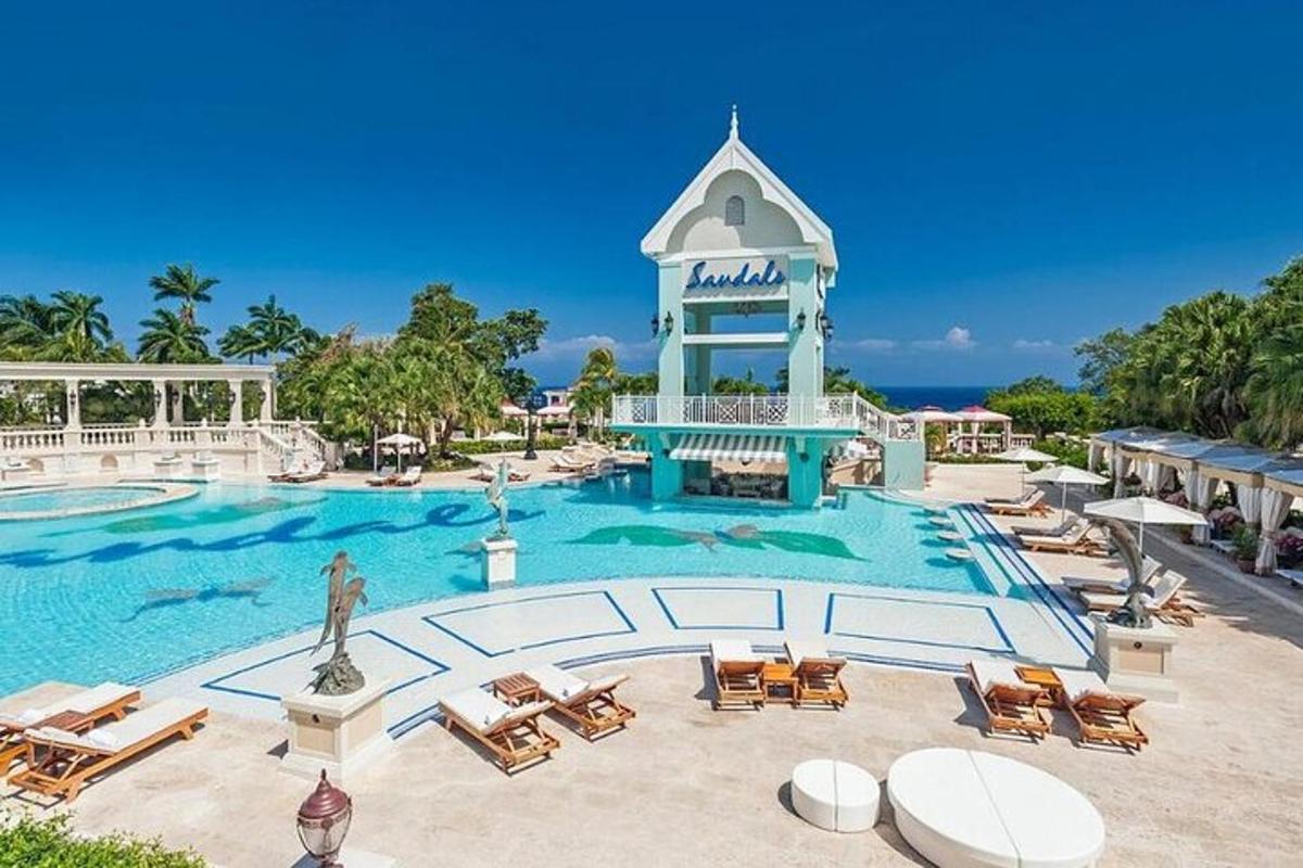 una piscina in un resort con sedie e un edificio