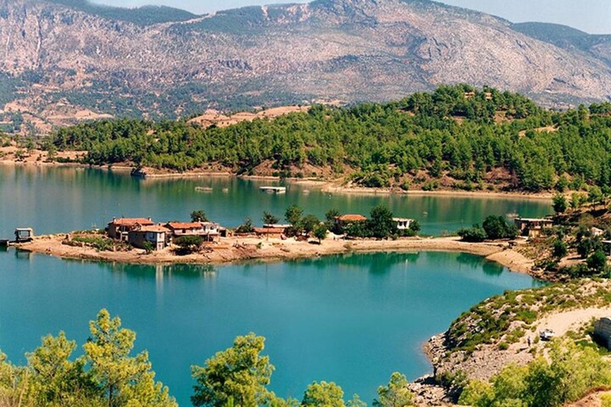 una isla en medio de un cuerpo de agua
