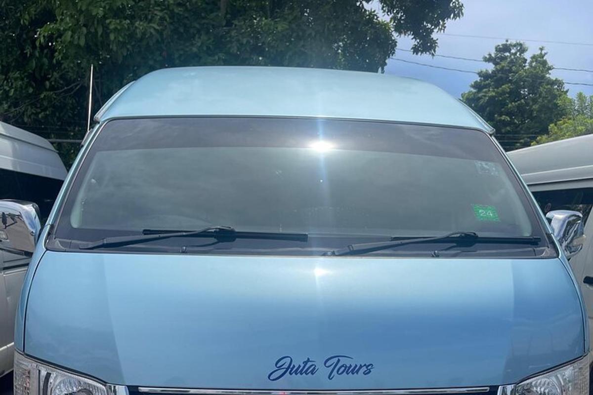 un'auto bianca è parcheggiata in un parcheggio