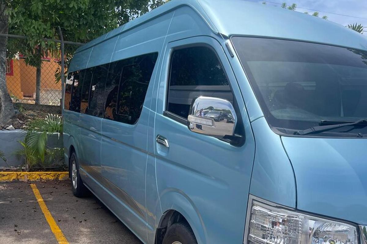 плави комби паркиран на паркингу
