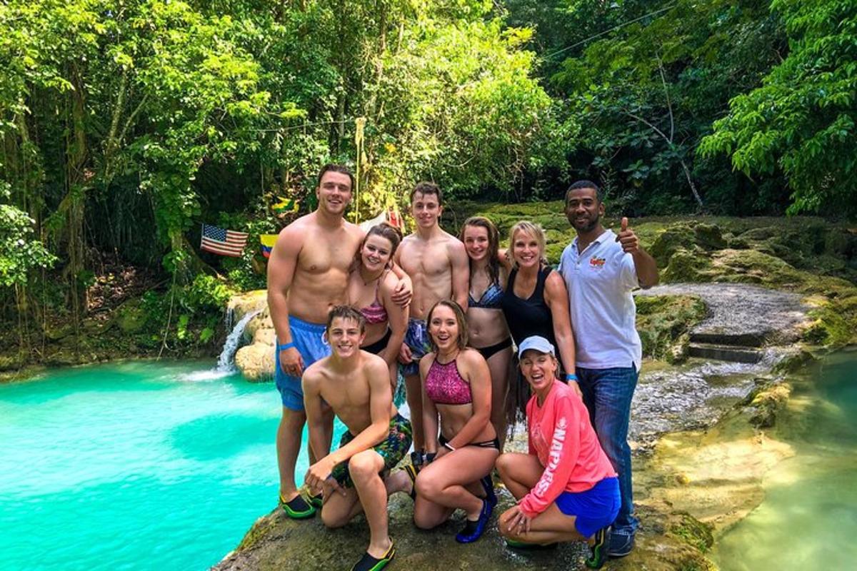 um grupo de pessoas posando para uma foto em um rio