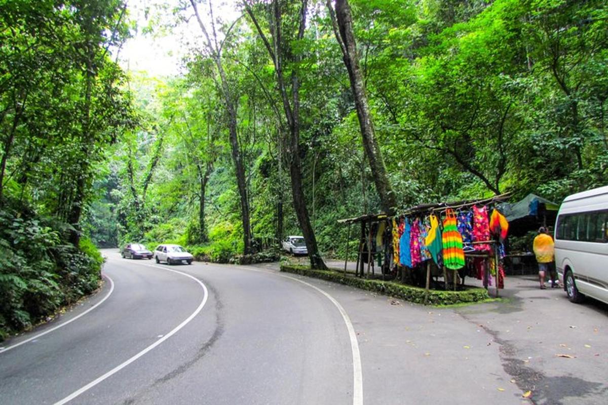 uma estrada com um prédio na beira da estrada