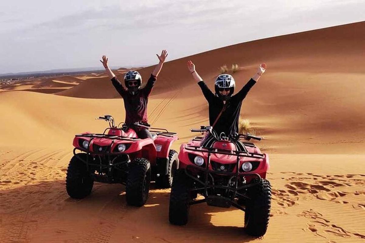 két ember ATV-zik a sivatagban