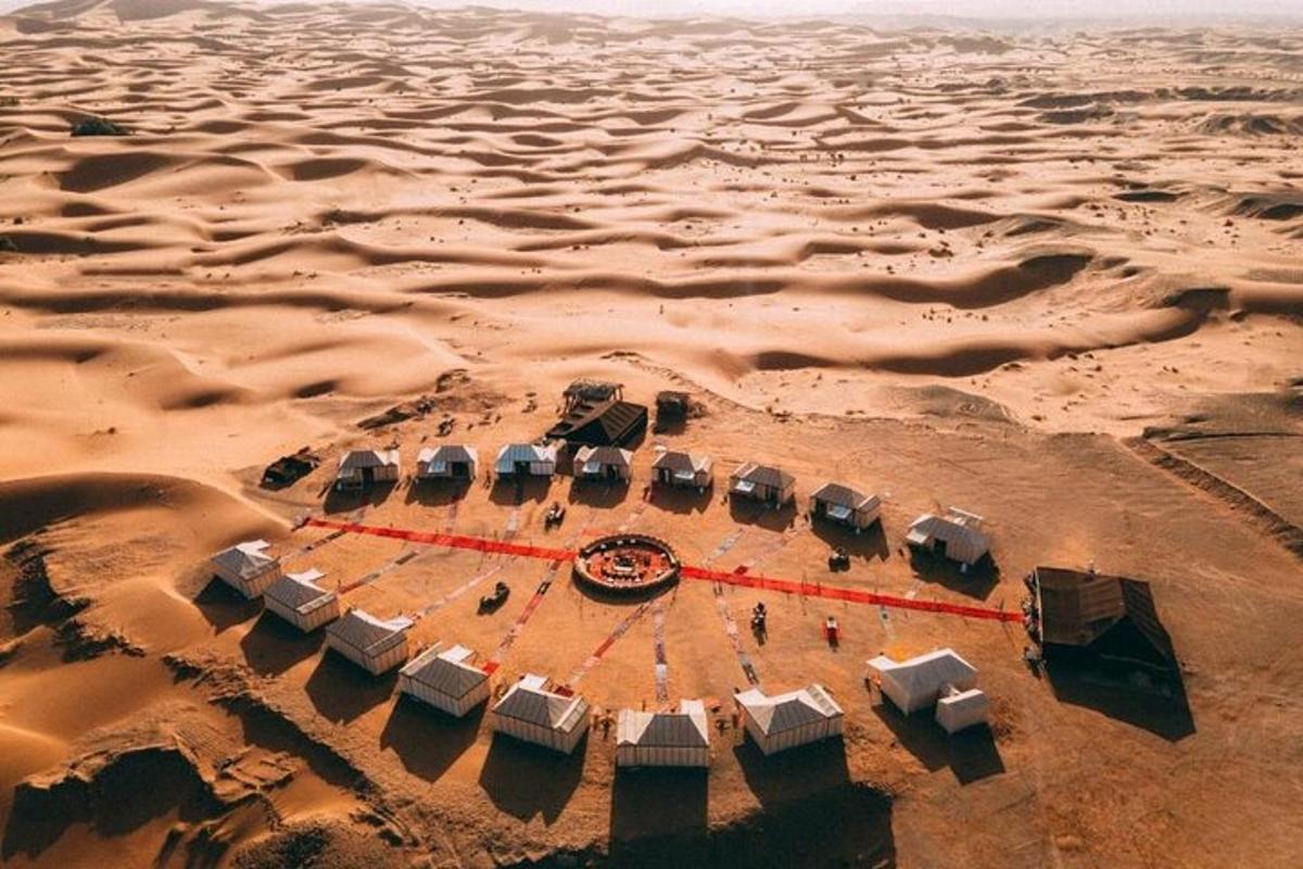 uma vista aérea de um deserto com um grupo de tendas