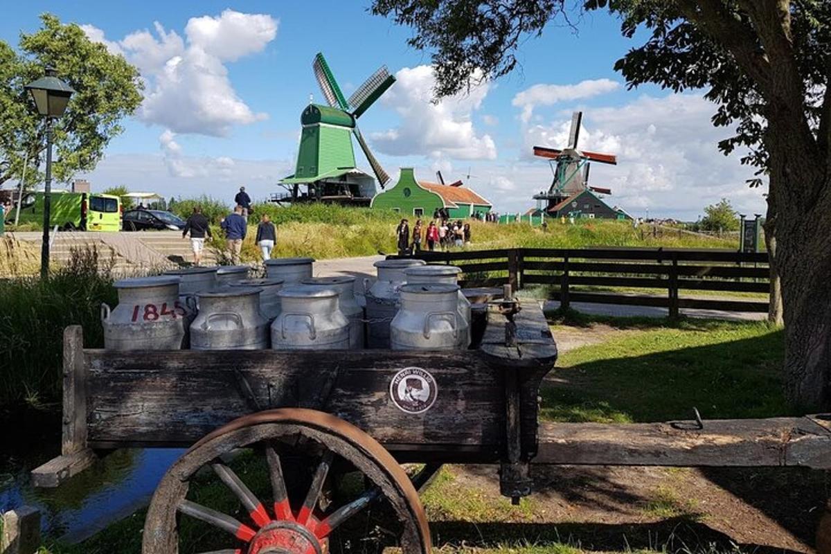 um grupo de moinhos de vento e potes em uma carroça
