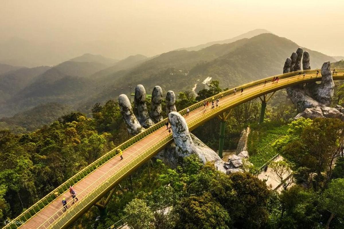 un gruppo di persone che camminano su un ponte nel cielo