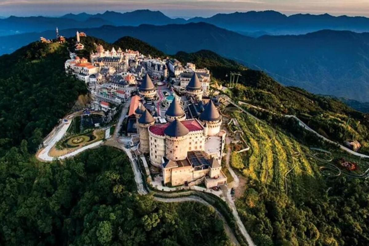 una vista aerea di un castello su una montagna