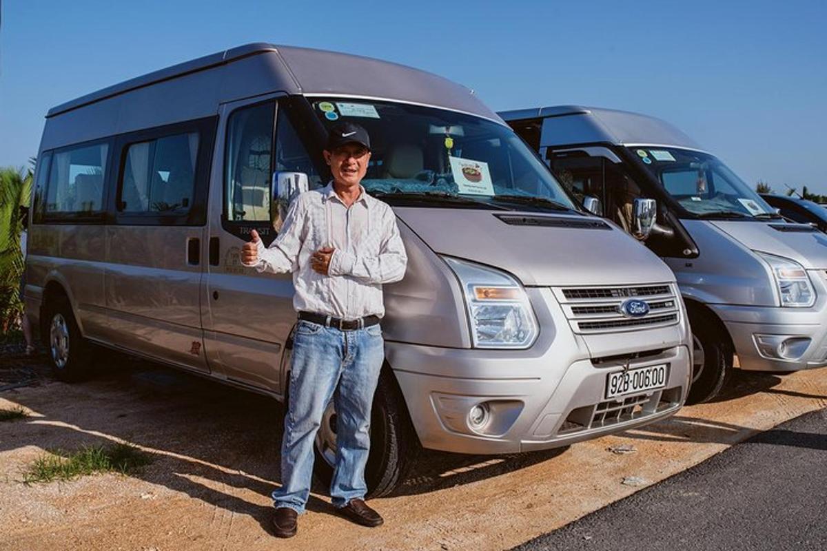 um homem está parado na frente de uma van