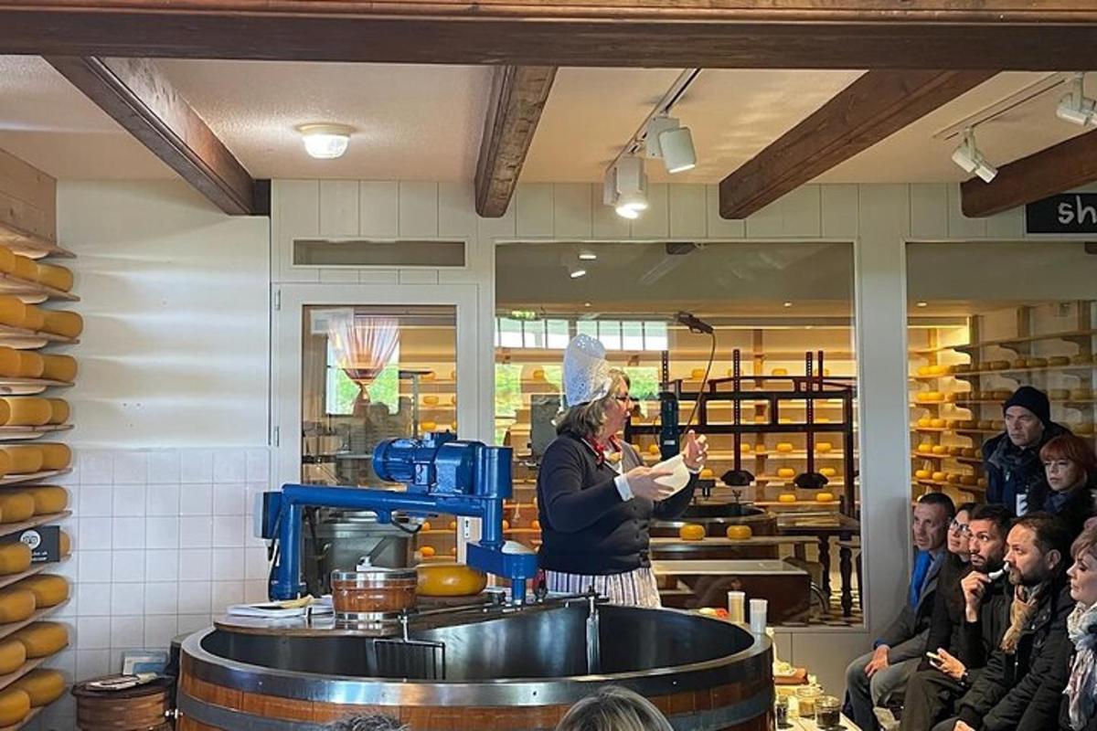 um homem em pé em uma cozinha conversando com um grupo de pessoas