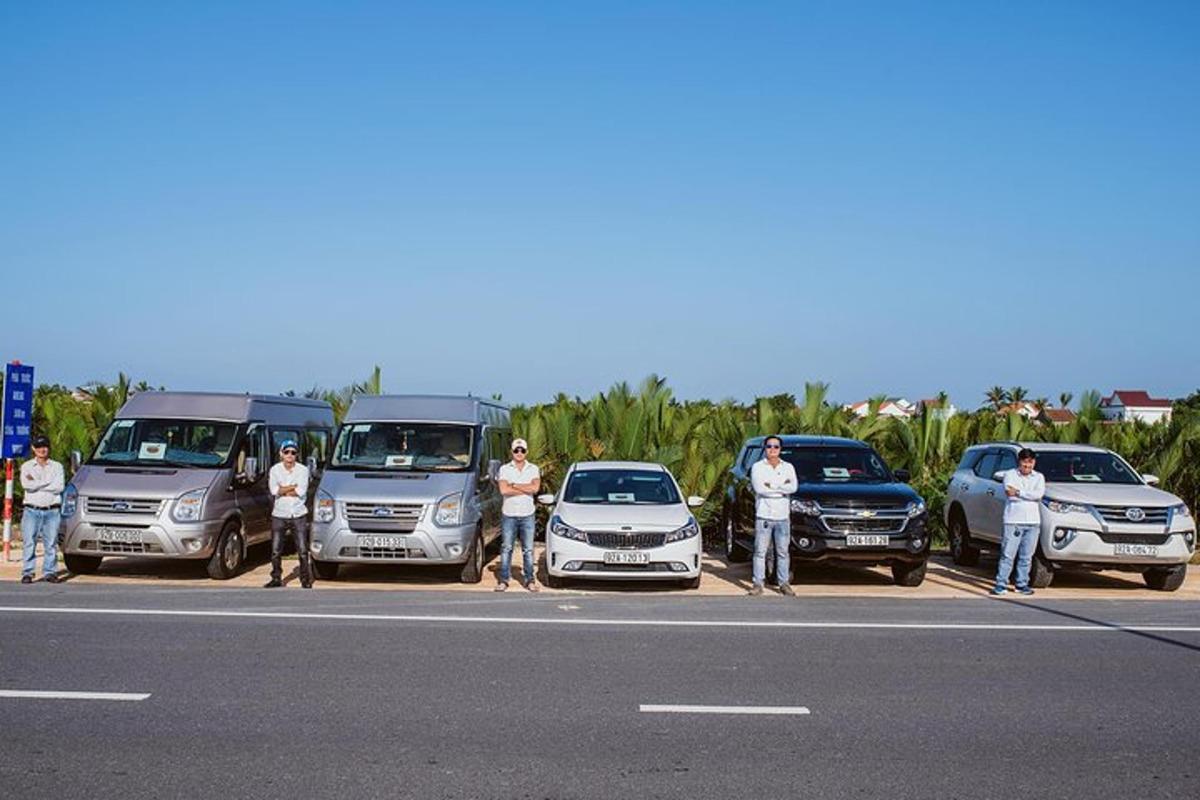 un gruppo di persone in piedi davanti alle auto parcheggiate
