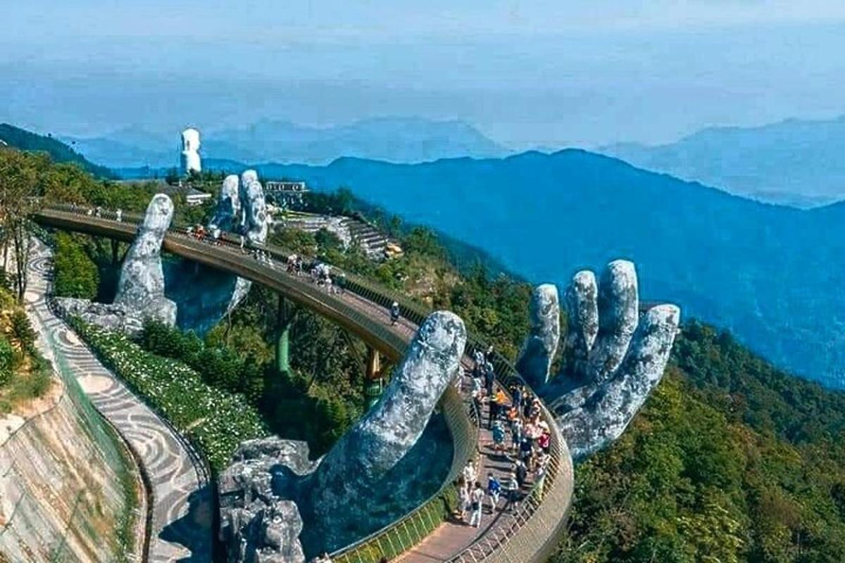 obří ruka vztyčená do vzduchu nad horou