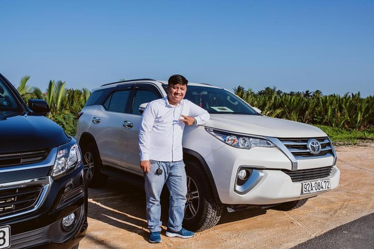 um homem está parado na frente de um carro