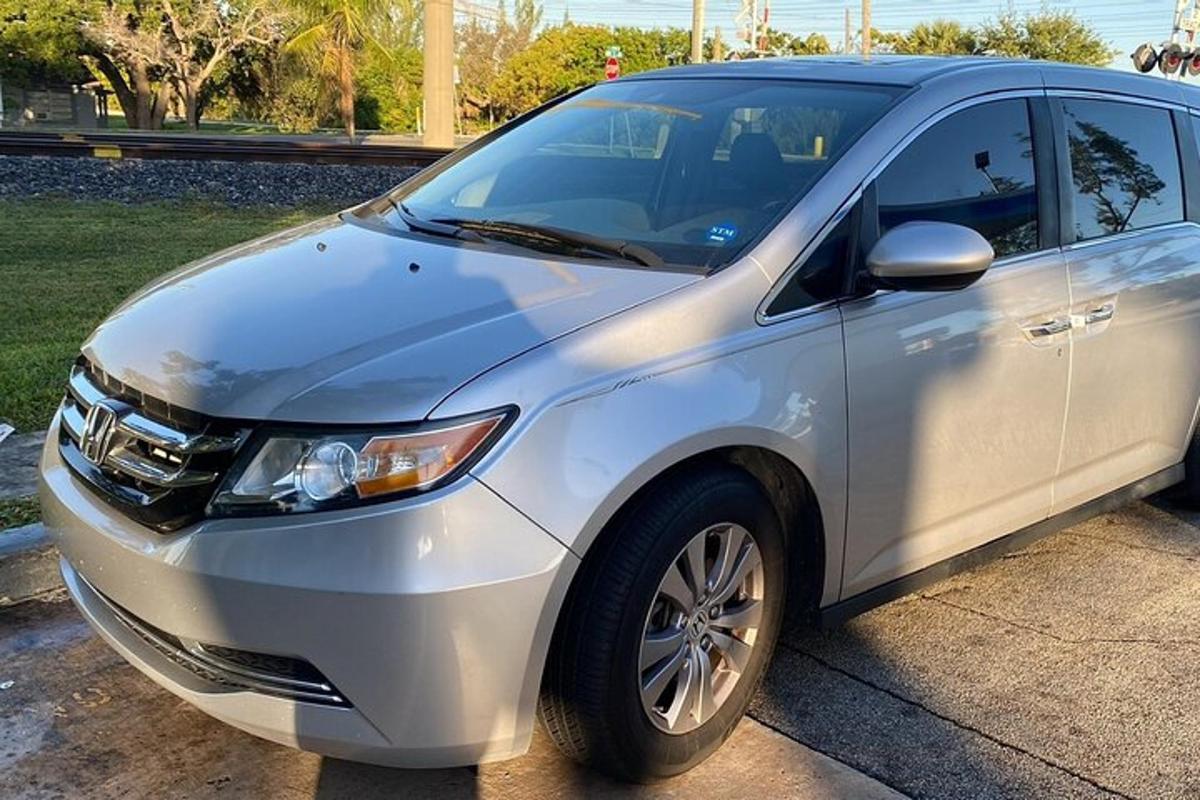 um carro prateado estacionado em um estacionamento