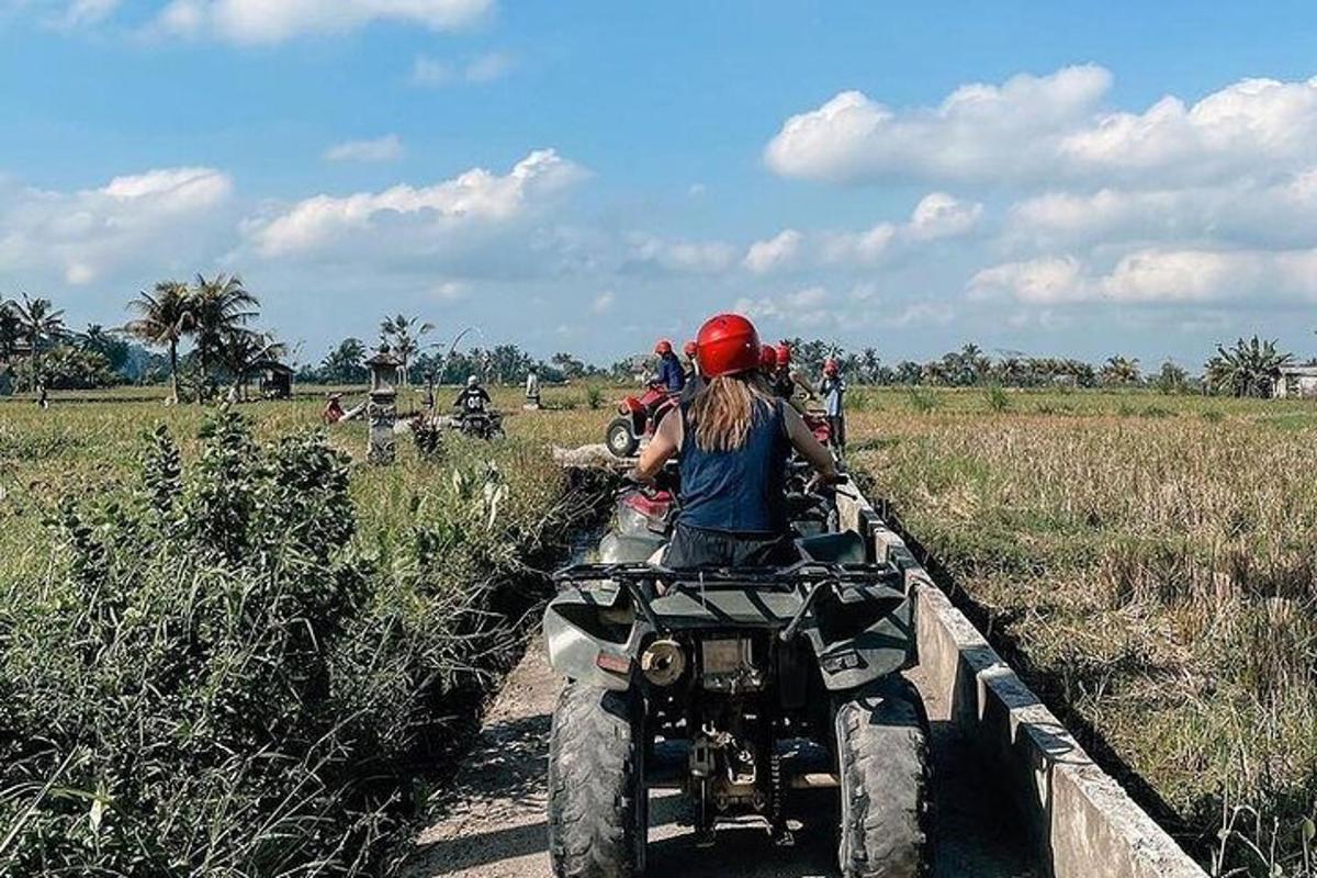 skupina lidí jedoucích na čtyřkolce na mostě