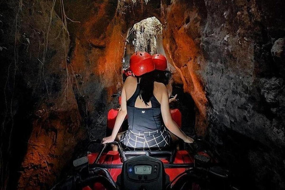 žena jedoucí na čtyřkolce v jeskyni