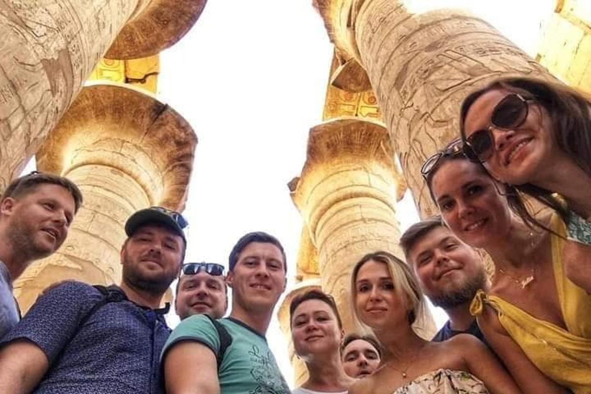 skupina lidí stojících před budovou