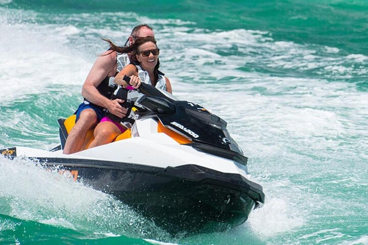 dua orang menaiki jet ski di dalam air