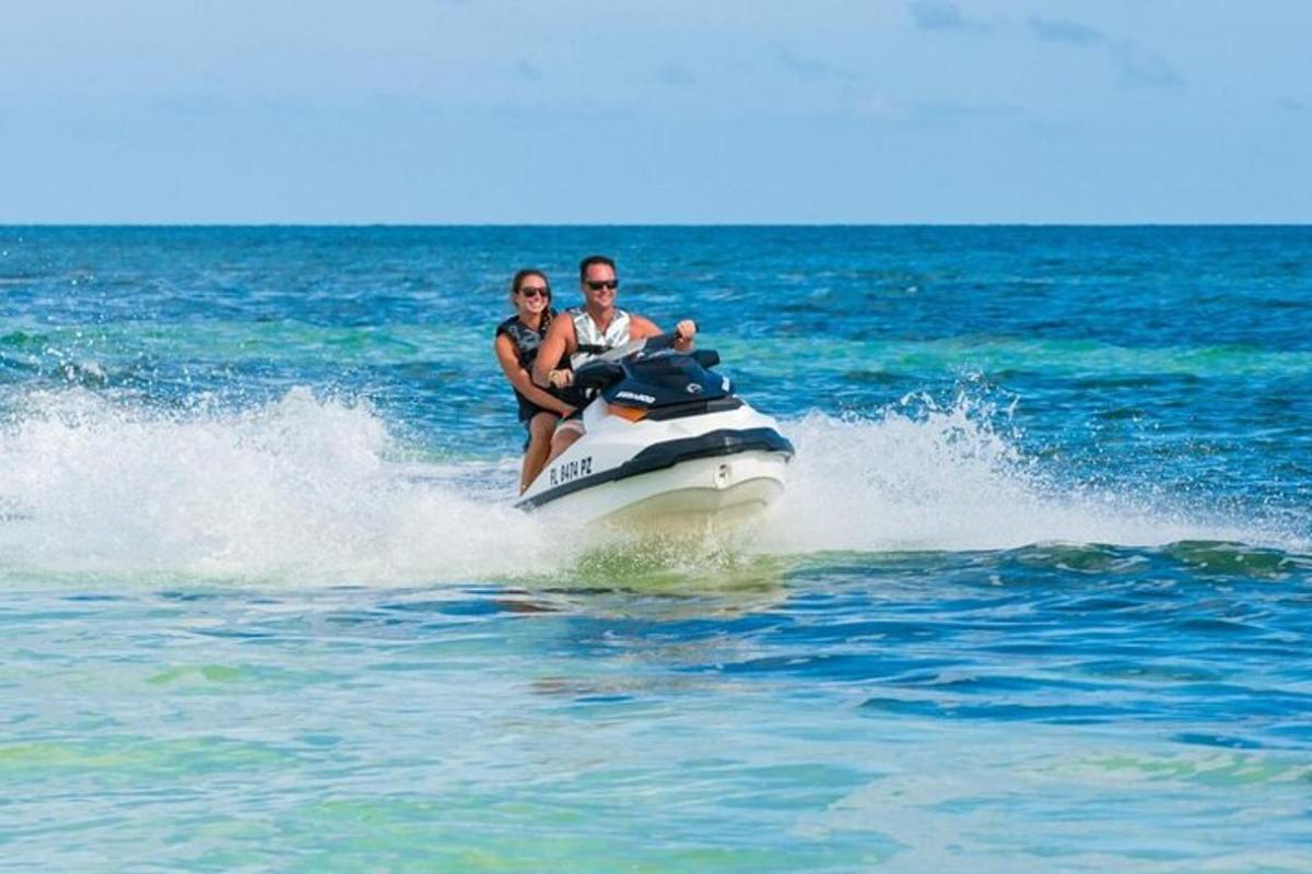 dua orang menaiki jet ski di dalam air
