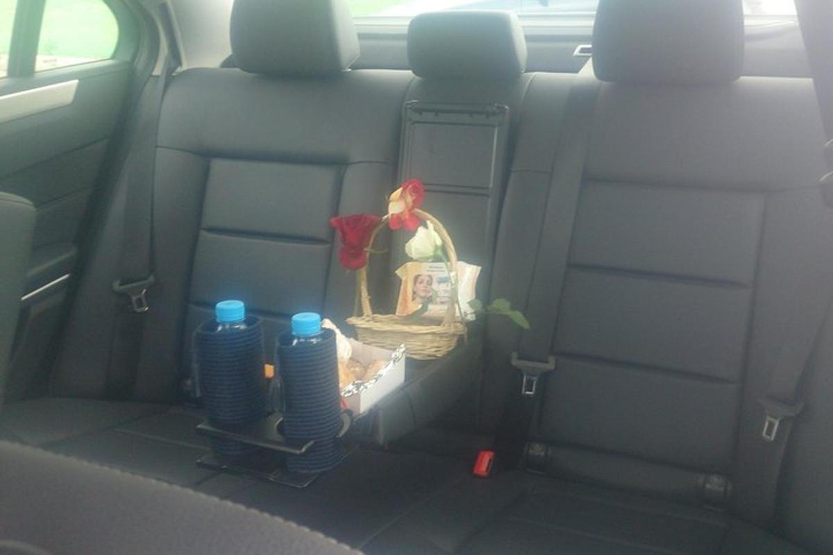 kaks pudelit vett auto tagaistmel