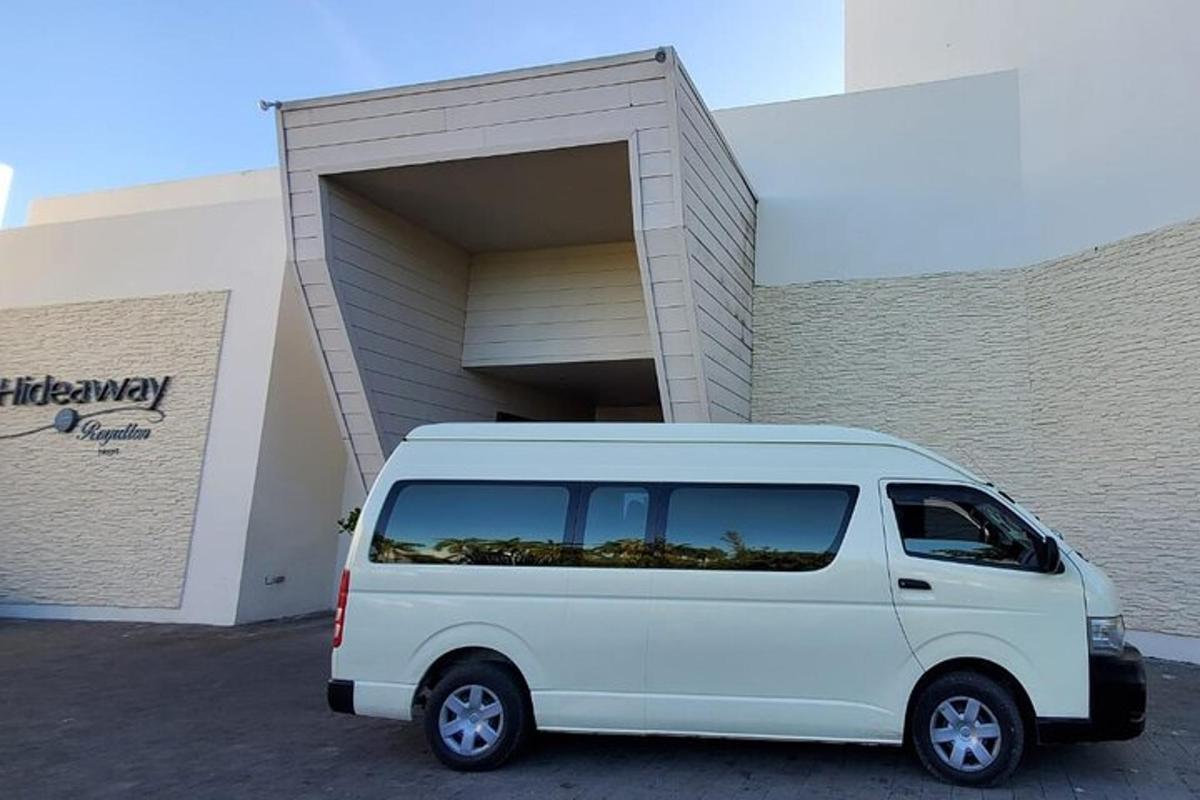 een witte bestelwagen geparkeerd voor een gebouw