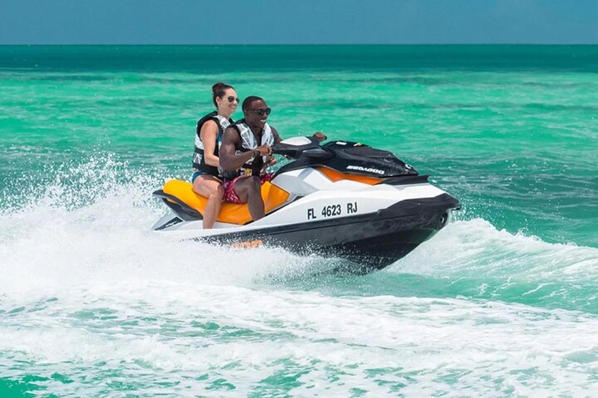 zwei Personen fahren auf einem Jetski im Wasser