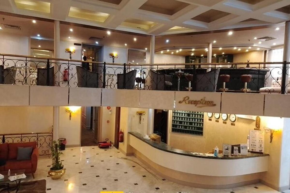 una habitació gran amb balcó en un edifici