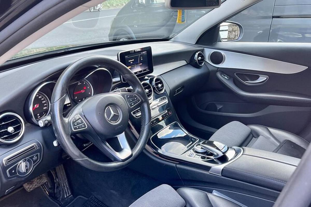 et bilde av innsiden av en Acedes Benz-bil