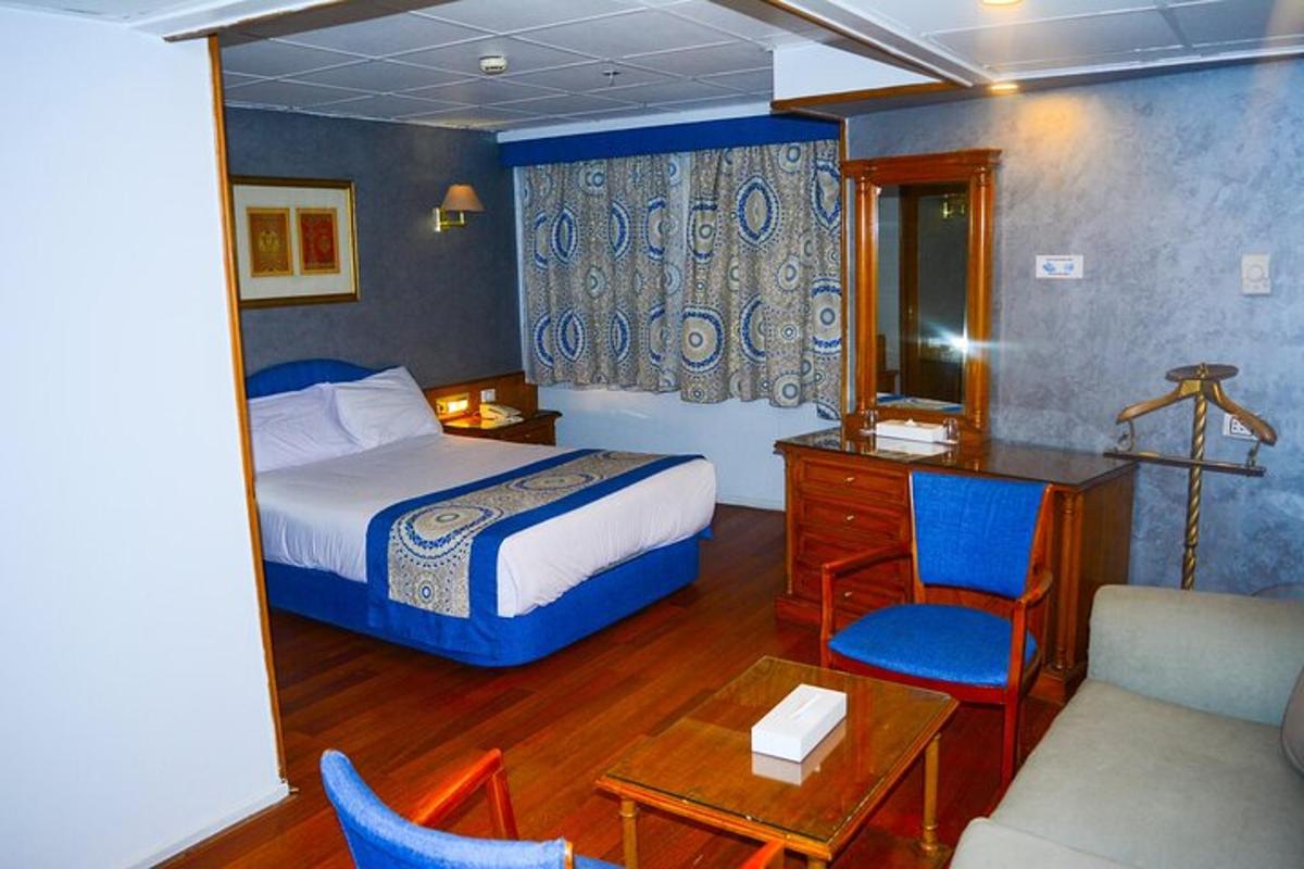 una habitació d'hotel amb un llit, una taula i cadires