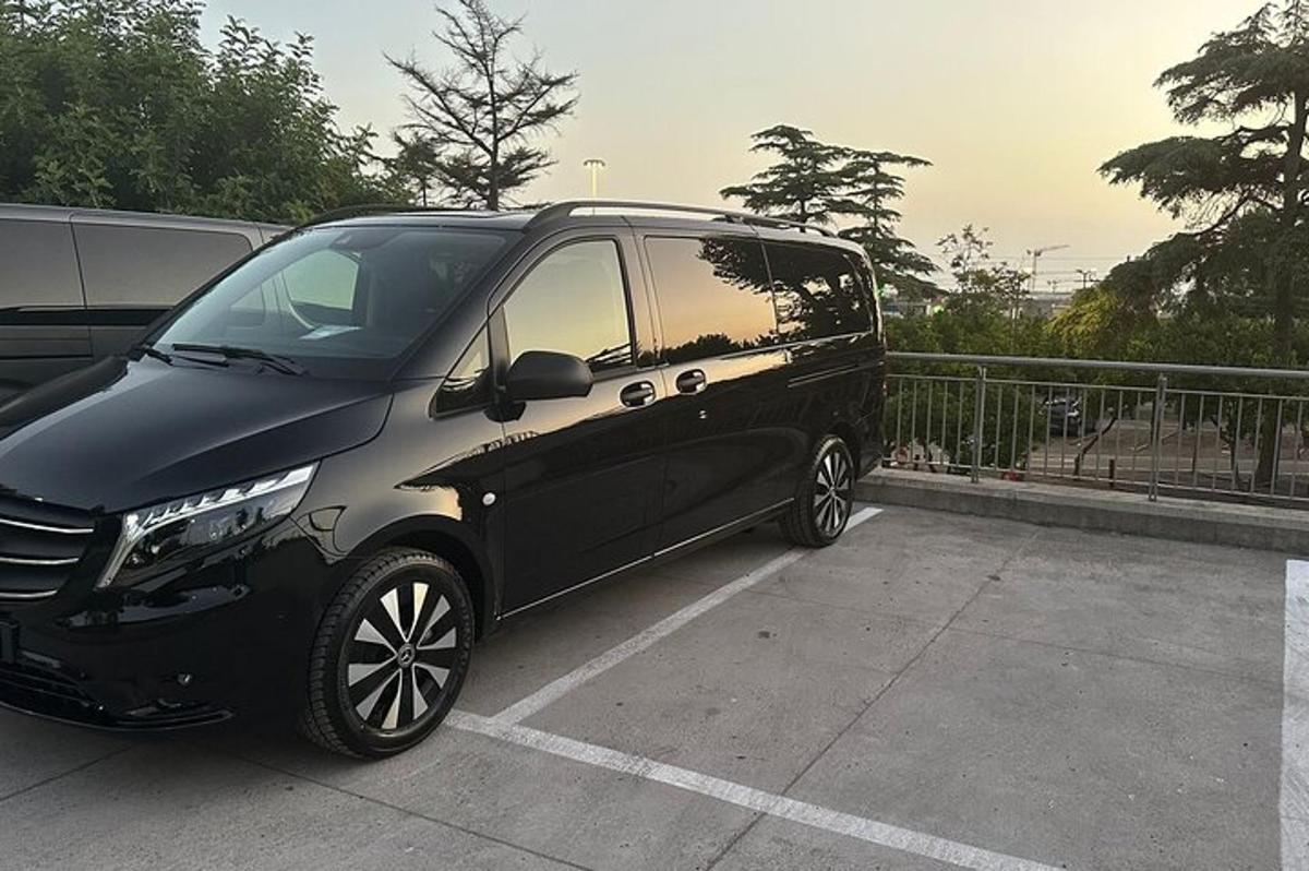 černo-stříbrné auto zaparkované na parkovišti
