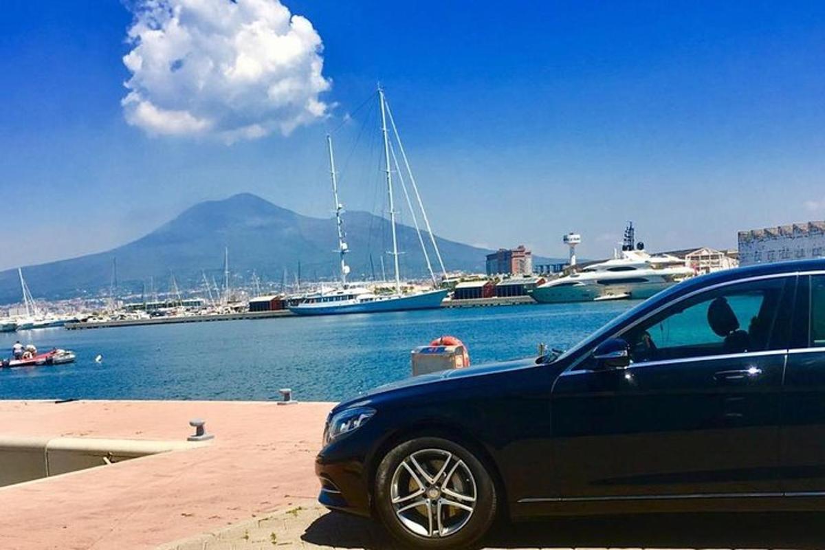 veekogu ja paatidega pargitud auto