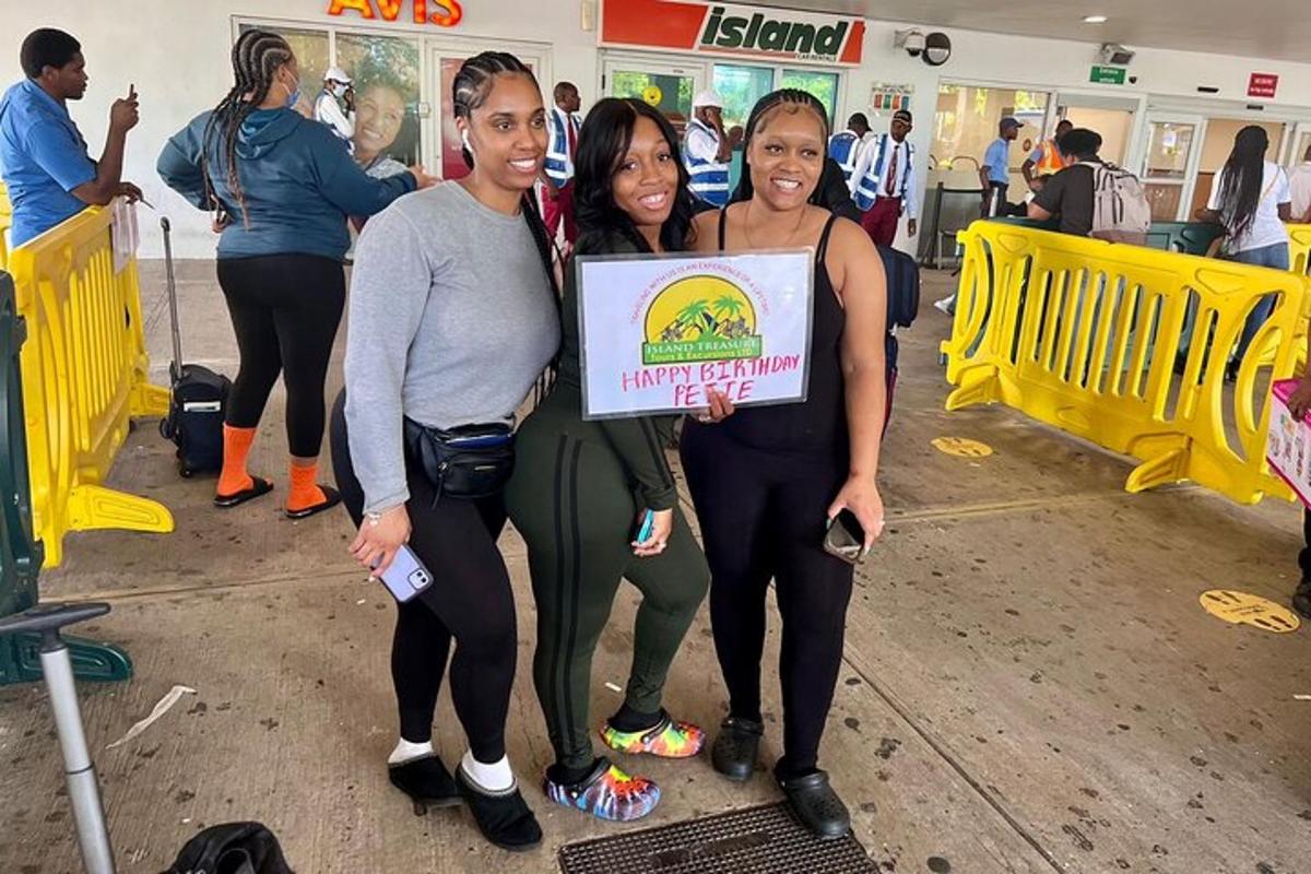 Un grupo de tres mujeres sosteniendo un cartel